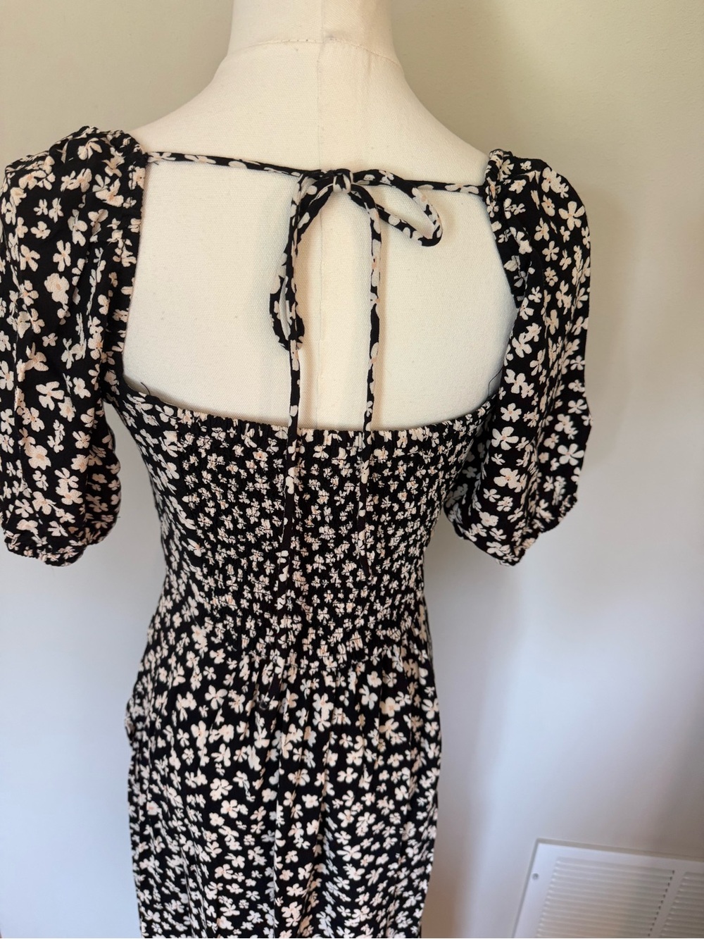 H&M Black Floral Sweetheart Puff Sleeve Smocked Midi Dress Size S Cottagecore - Picture 7 of 9